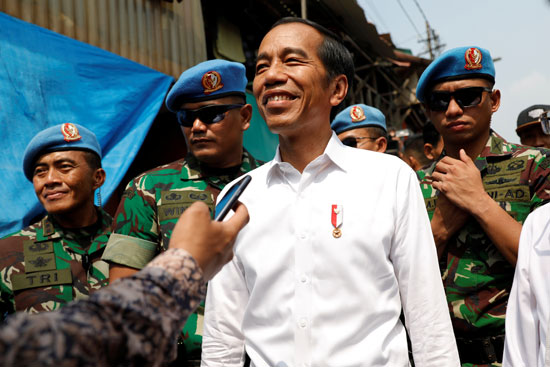 الرئيس-الإندونيسى-جوكو-ويدودو-بين-قوات-الشرطة