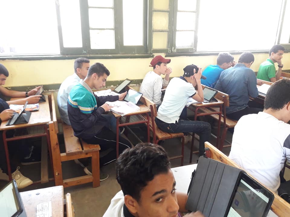 طلاب الصف الاولى الثانوى يؤدون الامتحانات الكترونيا (3)