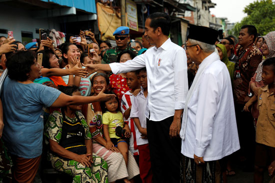 الرئيس-الإندونيسى-جوكو-ويدودو-يصافح-أنصاره