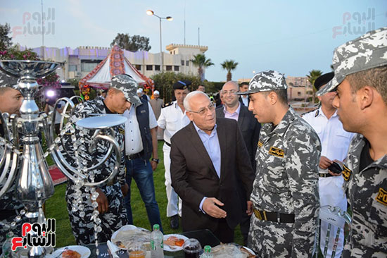 محافظ بورسعيد يشارك ضباط وجنود الشرطة الإفطار الرمضانى (2)