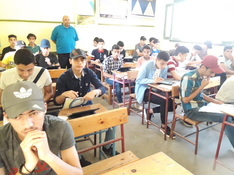 طلاب الصف الاولى الثانوى يؤدون الامتحانات الكترونيا (7)