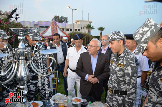 محافظ بورسعيد يشارك ضباط وجنود الشرطة الإفطار الرمضانى (3)