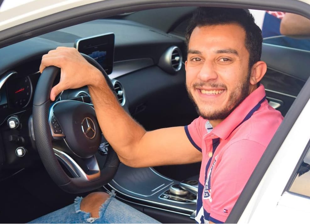 أحمد أيمن منصور فى السيارة