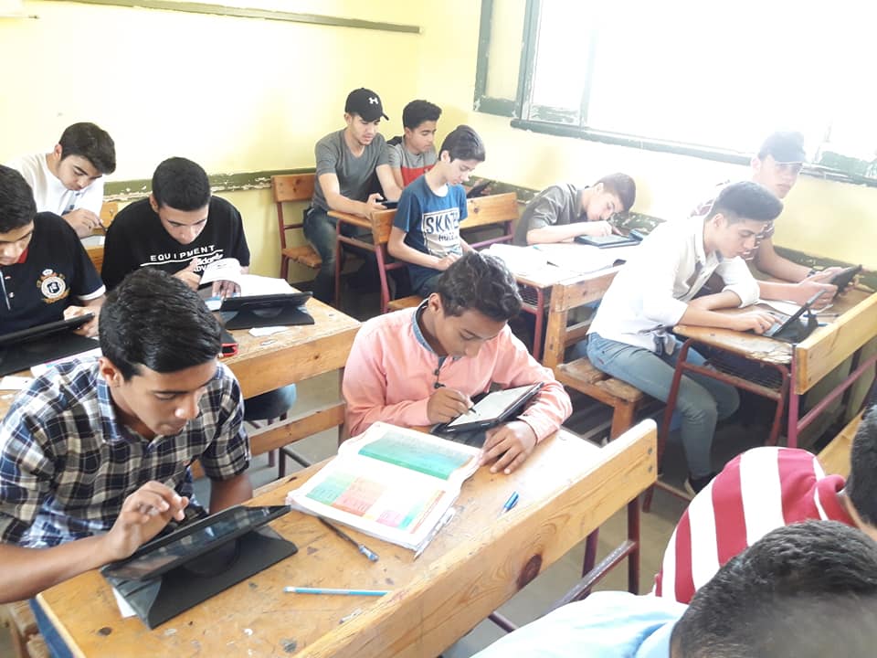 طلاب الصف الاولى الثانوى يؤدون الامتحانات الكترونيا (5)