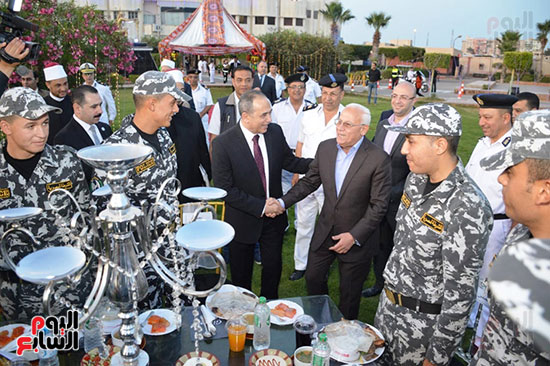 محافظ بورسعيد يشارك ضباط وجنود الشرطة الإفطار الرمضانى (5)