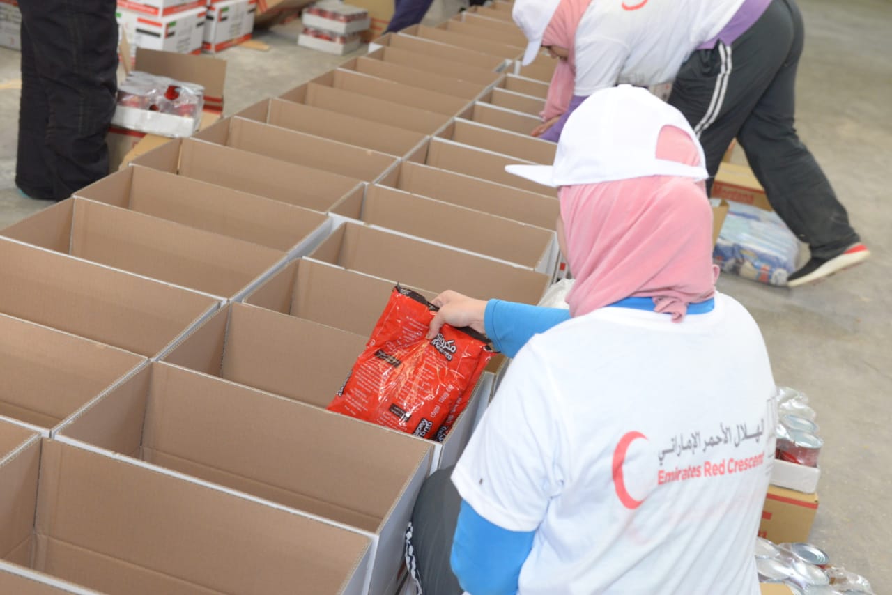 الأورمان والهلال الأحمر الإماراتى يوزعان 350 كرتونة مواد غذائية (3)