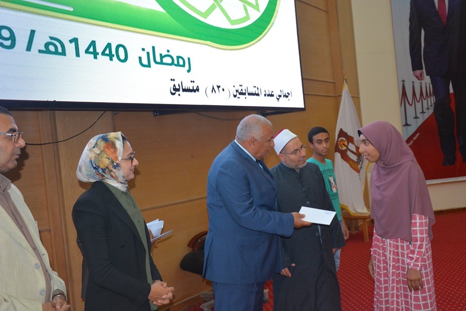 محافظ الوادى الجديد يكرم الفائزين بمسابقة القرآن الكريم (1)