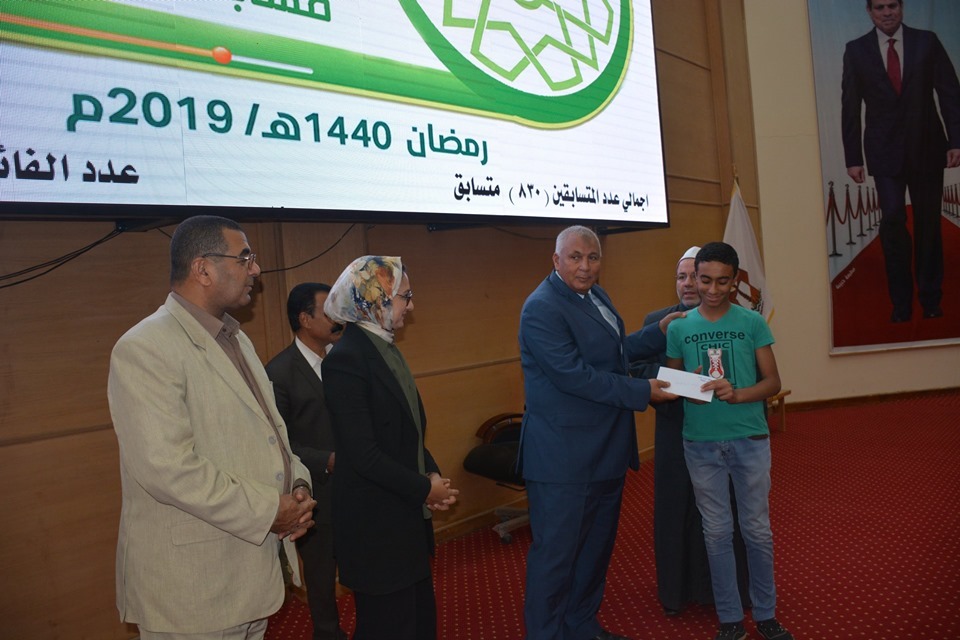 محافظ الوادى الجديد يكرم الفائزين بمسابقة القرآن الكريم (2)