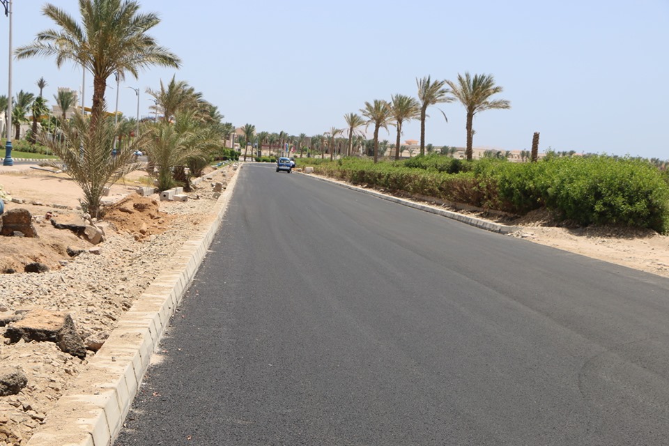 محافظ جنوب سيناء يتفقد استكمال رفع كفاءة الطرق (2)