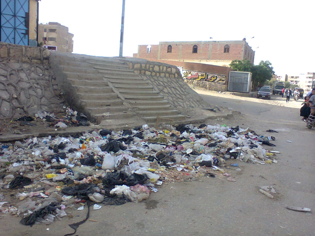 القمامة بشوارع مدينة النهضة