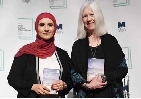 الكاتبة جوخة الحارثى مع المترجمة بعد وصول سيدات القمر إلى قوائم مان بوكر 2019