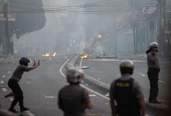الشرطة الإندونيسية فى مواجهة المتظاهرين بالعاصمة