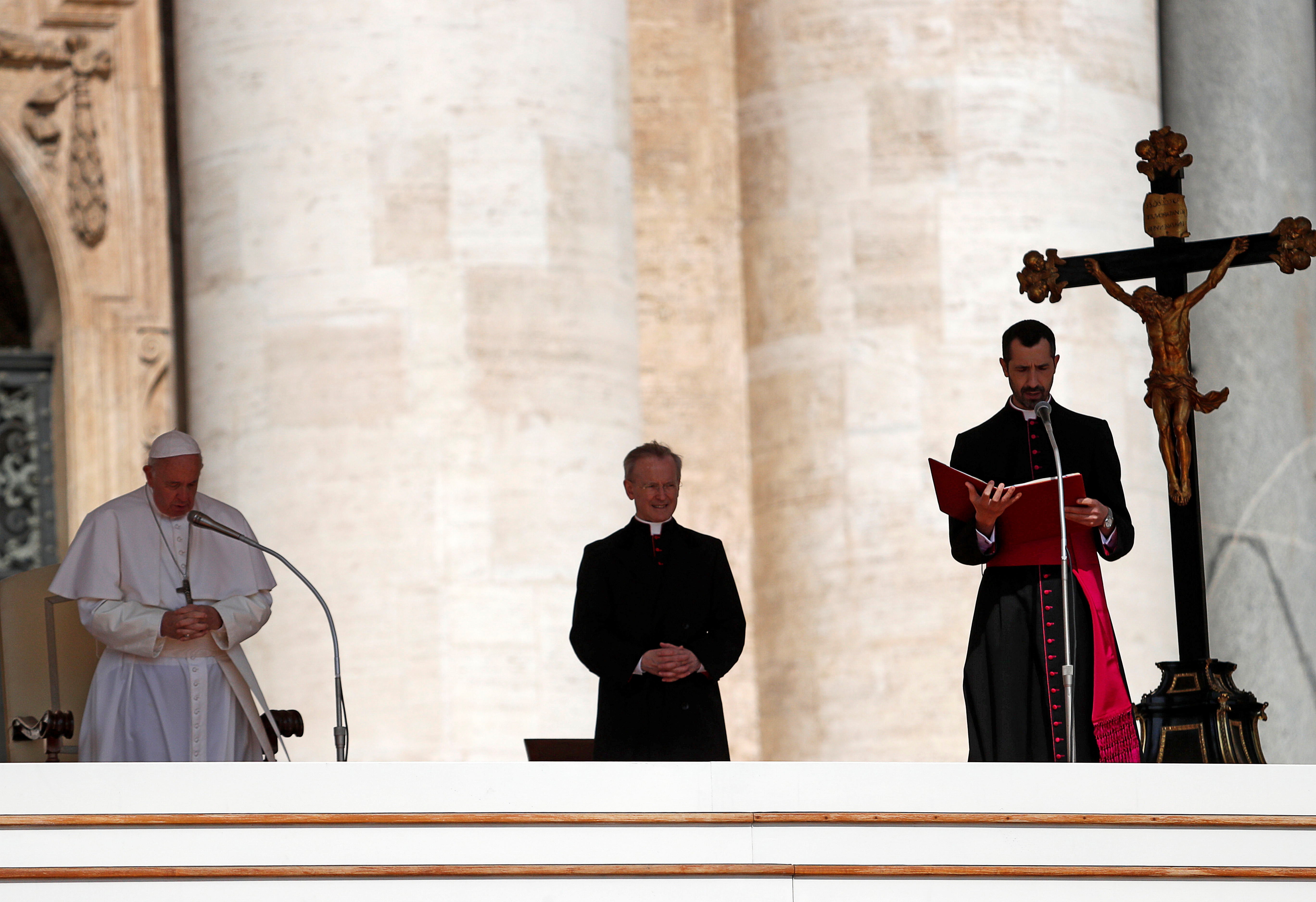 البابا فرنسيس يقود الصلاة قبل الاجتماع