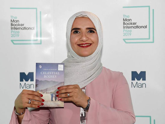 الكاتبة العمانية جوخة الحارثى الفائزة بجائزة مان بوكر 2019