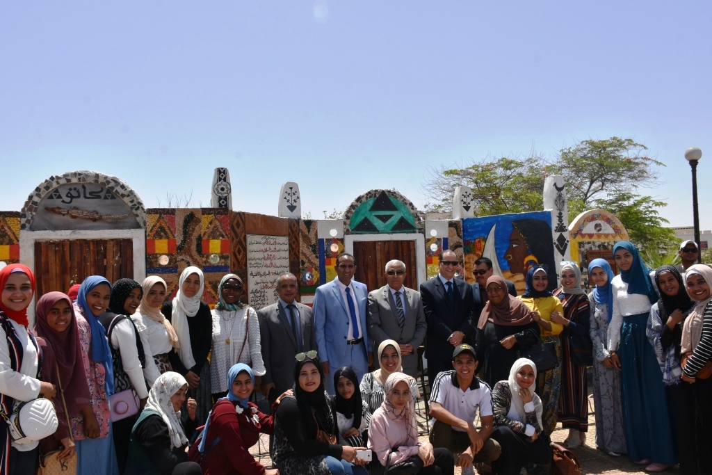 طلاب التربية النوعية بأسوان يهدون لوحة جدارية لحديقة درة النيل (8)
