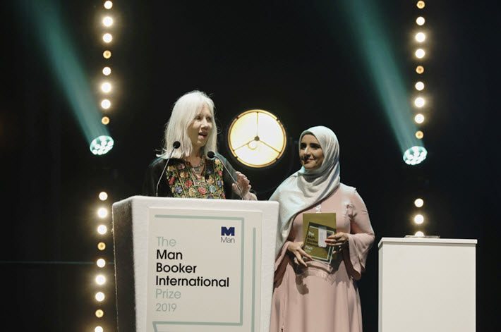 العمانية جوخة الحارثى بجوار مترجمة الرواية عقب فوزها بجائزة مان بوكر 2019 العمانية جوخة الحارثى بجوار مترجمة الرواية عقب فوزها بجائزة مان بوكر 2019