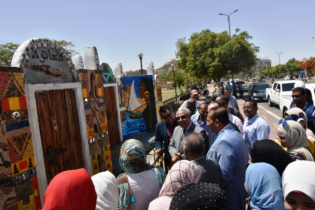 طلاب التربية النوعية بأسوان يهدون لوحة جدارية لحديقة درة النيل (6)