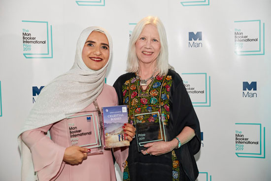 الكاتبة جوخة الحارثى مع مترجمة رواية سيدات القمر الفائزة بجائزة مان بوكر 2019