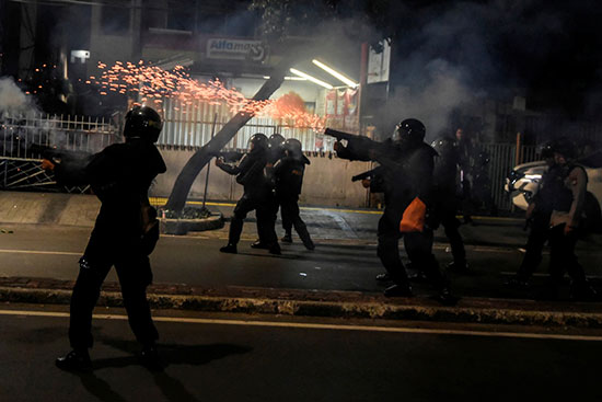 الشرطة الإندونيسية تواجه مظاهرات زعيم المعارضة