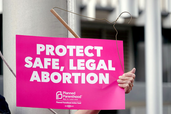 لافتة-تدعو-للاحتفاظ-بقانونية-الإجهاض