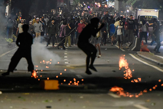 مواجهات عنيفة بين متظاهرين والشرطة فى إندونيسيا