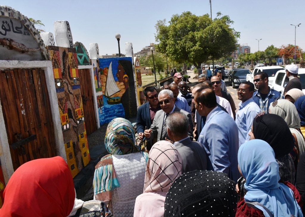 طلاب التربية النوعية بأسوان يهدون لوحة جدارية لحديقة درة النيل (5)