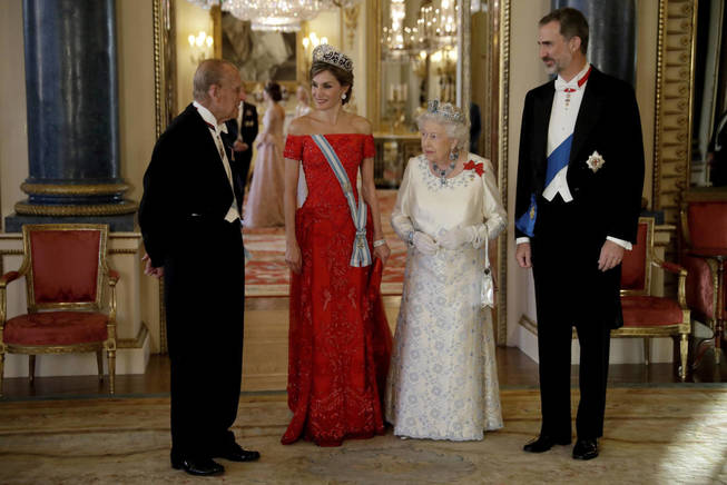 الملوك خلال حفل العشاء فى قصر باكنجهام بمناسبة زيارتهم الرسمية للمملكة المتحدة فى يوليو 2017.