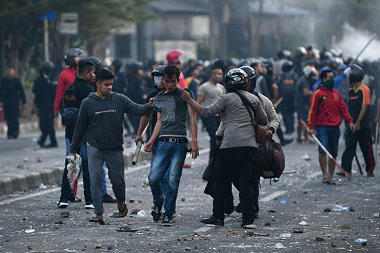 الشرطة تلقى القبض على متظاهرين فى اندونيسيا