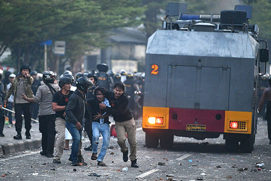 اعتقال متظاهرين فى اندونيسيا