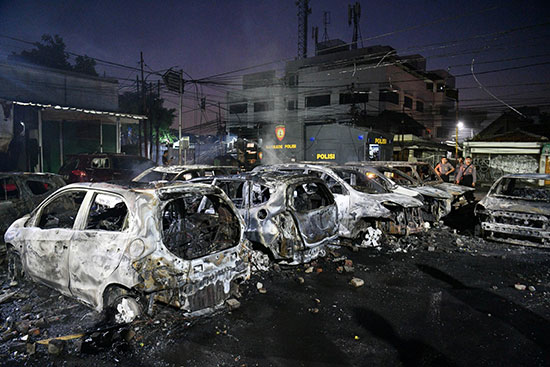 احتراق السيارات بسبب مظاهرات إندونيسيا