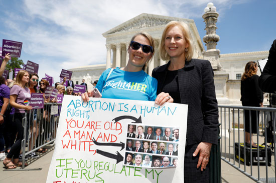 لافتة-تؤكد-أن-الإجهاض-من-حقوق-الإنسان
