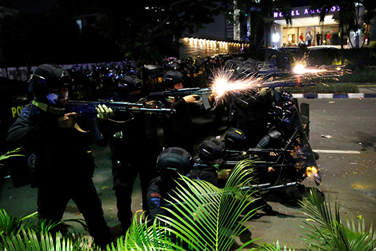 الشرطة الإندونيسية تواجه المظاهرات بالأسلحة