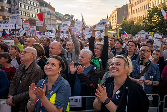هتافات ومظاهرات ضد رئيس وزراء التشيك