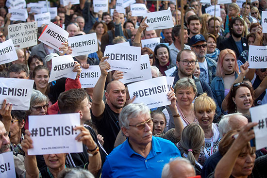 لافتات ضد رئيس وزراء التشيك