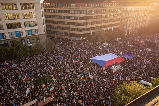 آلاف التشيكيين يتظاهرون ضد رئيس الوزراء
