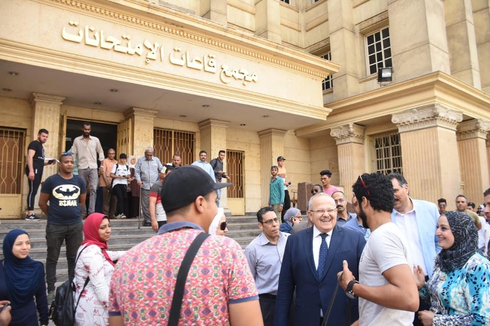 رئيس جامعة القاهرة يتفقد امتحانات الكليات (5)