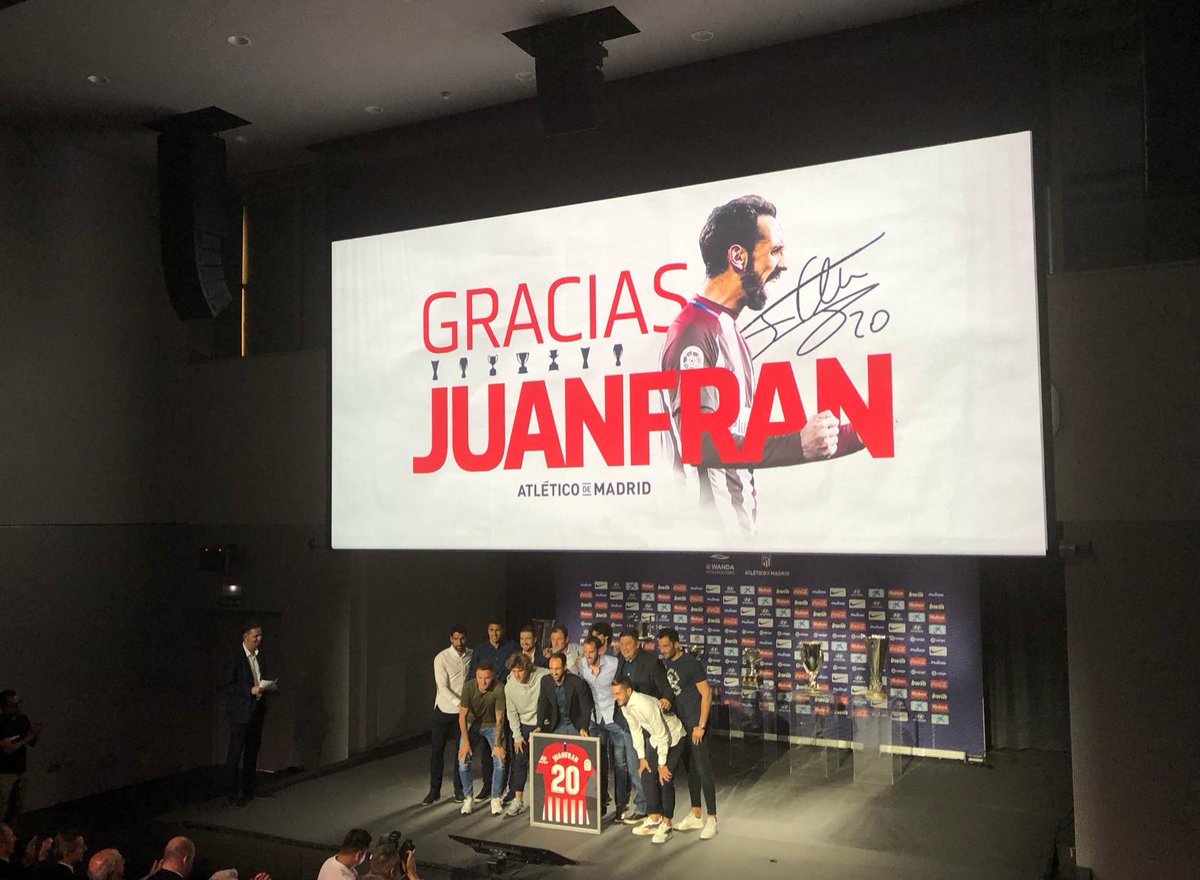 لاعبو أتلتيكو مدريد يسلمون خوانفران قميص تذكارى من توقيعهم