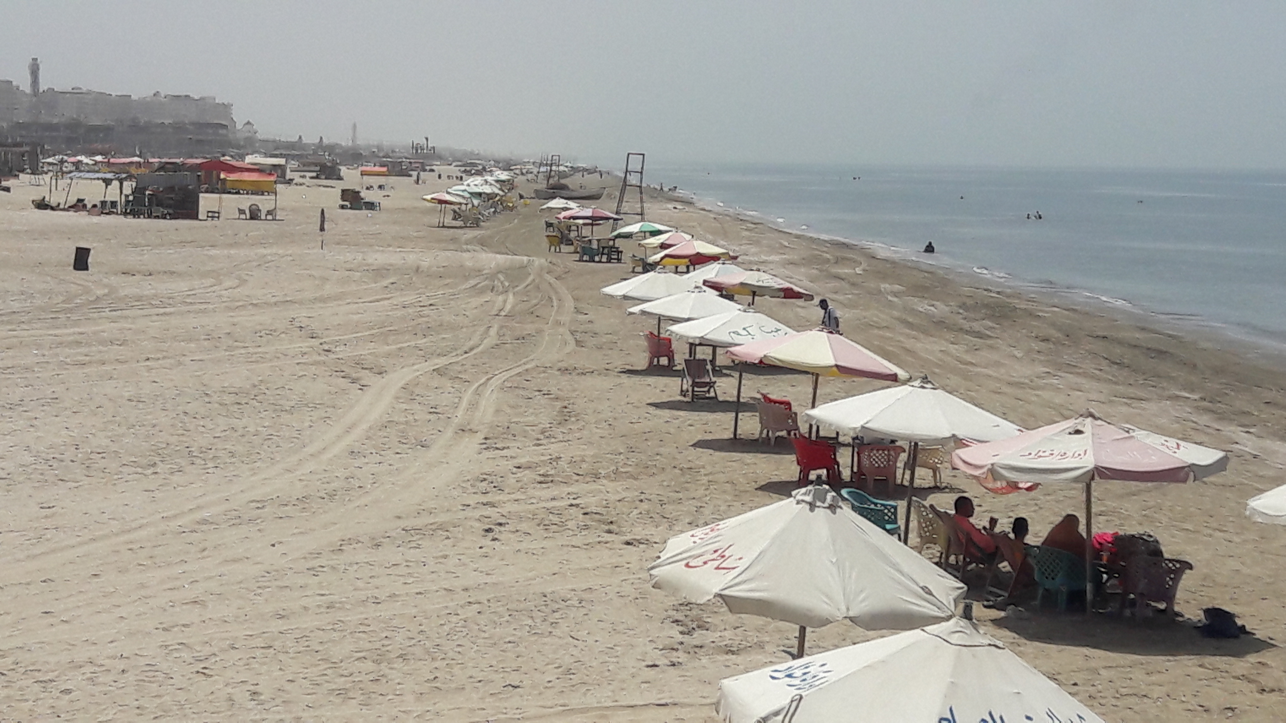 توافد المواطنين على شاطئ بورسعيد (1)