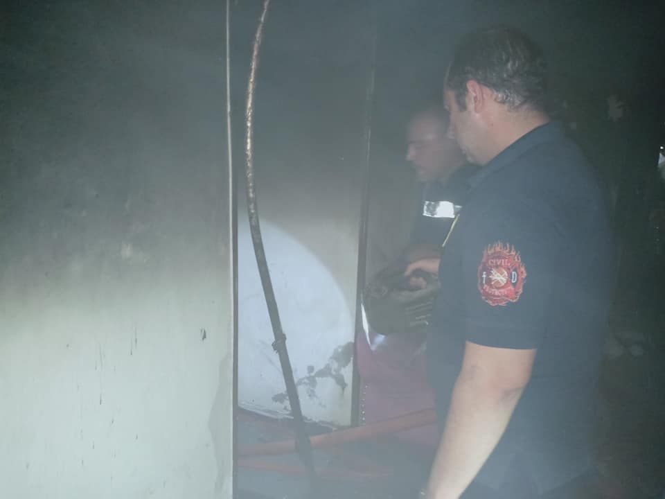 السيطرة علي حريق داخل  شقة سكنية بحي غرب مدينة أسيوط  (5)