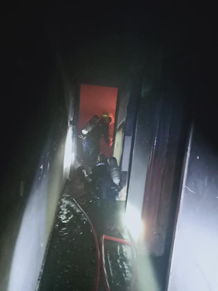 السيطرة علي حريق داخل  شقة سكنية بحي غرب مدينة أسيوط  (2)
