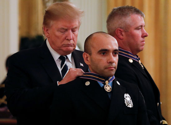 ترامب يمنح ميداليات فالور للسلامة العامة إلى الضباط فى البيت الأبيض