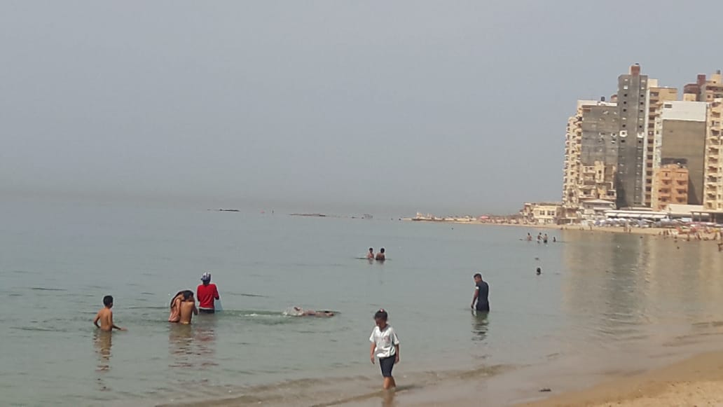 تزايد الإقبال على شواطئ الإسكندرية بعد الظهيرة هربا من الحر (5)