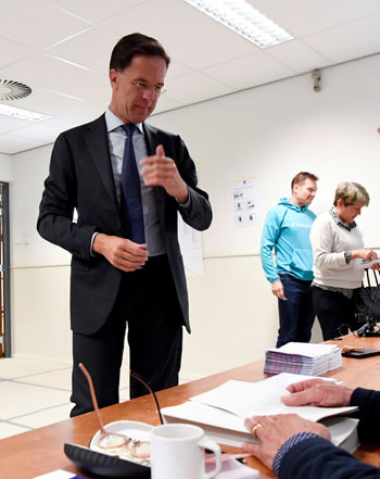 رئيس-الوزراء-الهولندى-يصوت-بالانتخابات