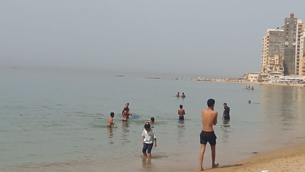 تزايد الإقبال على شواطئ الإسكندرية بعد الظهيرة هربا من الحر (1)