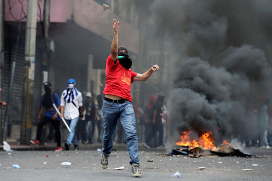 متظاهرون يحتجون بجمهورية هندوراس ضد خصخصة الرعاية الصحية والتعليم