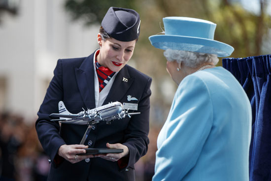  الملكة إليزابيث تحتفل بمئوية شركة الخطوط الجوية البريطانية (9)