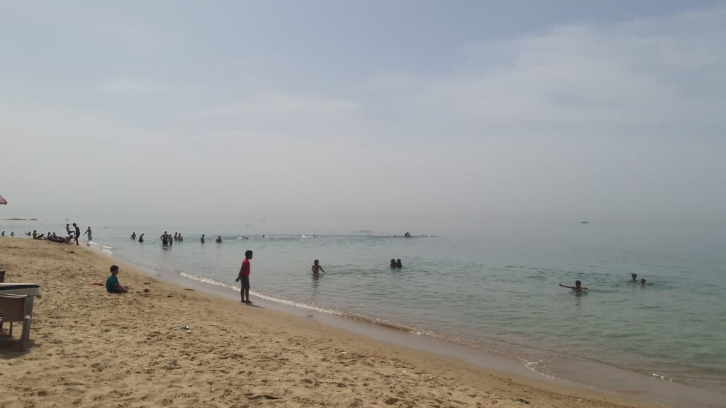 تزايد الإقبال على شواطئ الإسكندرية بعد الظهيرة هربا من الحر (4)