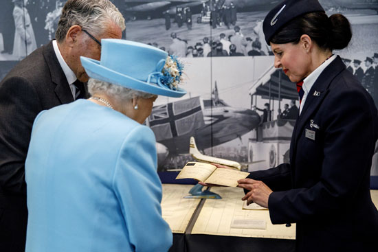  الملكة إليزابيث تحتفل بمئوية شركة الخطوط الجوية البريطانية (6)