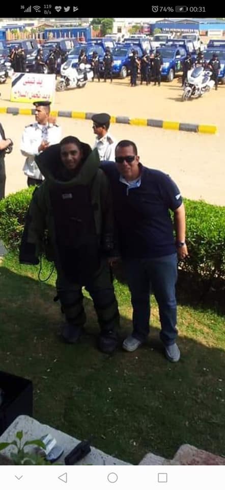 الشهيد مصطفى عبيد يرتدى بدلة التعامل مع المتفجرات