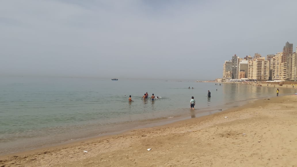 تزايد الإقبال على شواطئ الإسكندرية بعد الظهيرة هربا من الحر (2)
